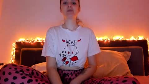 _just_a_simple_girl online show from 24, 1, 2025