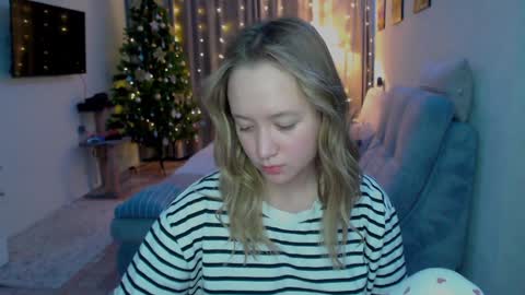Snapshot of _lalune_ chatting on 17, 12, 2024 _lalune_ online show from 17, 12, 2024