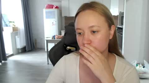 Snapshot of _lalune_ chatting on 25, 6, 2026 _lalune_ online show from 25, 6, 2026
