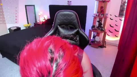 Queen.  Help me reach 100 thumbs up  online show from 31, 3, 2026