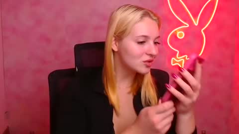 Snapshot of _mila_la_ chatting on 6, 10, 2025 Melanie online show from 6, 10, 2025