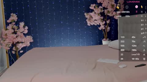 Snapshot of _mirror_girl chatting on 24, 10, 2025 Victoria online show from 24, 10, 2025