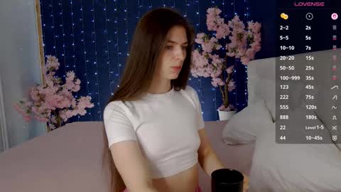 Snapshot of _mirror_girl chatting on 3, 11, 2025 Victoria online show from 3, 11, 2025