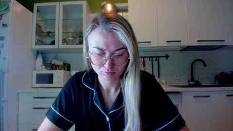 Snapshot of _miss_eva_ chatting on 3, 2, 2025 Eva online show from 3, 2, 2025