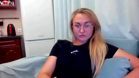 Snapshot of _miss_eva_ chatting on 10, 9, 2025 Eva online show from 10, 9, 2025