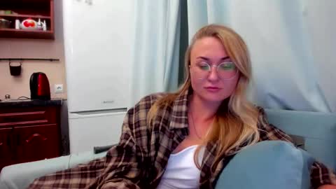 Snapshot of _miss_eva_ chatting on 11, 9, 2025 Eva online show from 11, 9, 2025