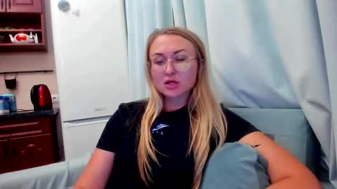 Snapshot of _miss_eva_ chatting on 12, 9, 2025 Eva online show from 12, 9, 2025