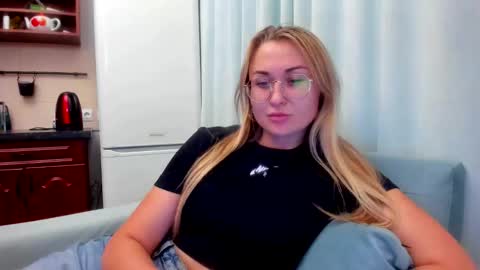Snapshot of _miss_eva_ chatting on 15, 9, 2025 Eva online show from 15, 9, 2025