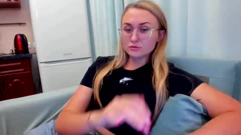 Snapshot of _miss_eva_ chatting on 17, 9, 2025 Eva online show from 17, 9, 2025