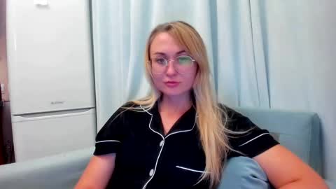 Snapshot of _miss_eva_ chatting on 19, 9, 2025 Eva online show from 19, 9, 2025
