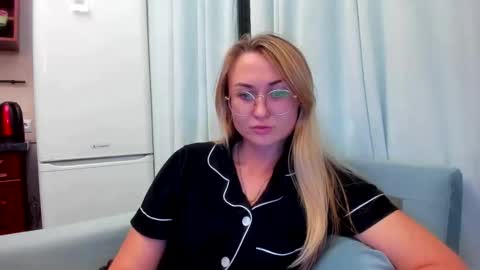 Snapshot of _miss_eva_ chatting on 22, 9, 2025 Eva online show from 22, 9, 2025