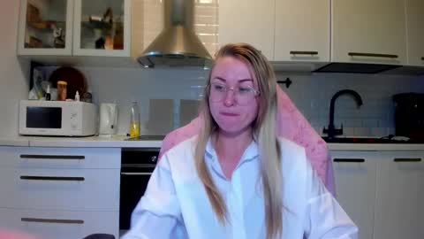 Snapshot of _miss_eva_ chatting on 4, 10, 2025 Eva online show from 4, 10, 2025