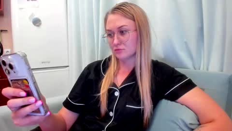 Snapshot of _miss_eva_ chatting on 8, 10, 2025 Eva online show from 8, 10, 2025