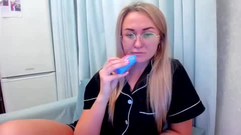 Snapshot of _miss_eva_ chatting on 14, 10, 2025 Eva online show from 14, 10, 2025