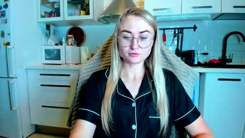 Snapshot of _miss_eva_ chatting on 18, 11, 2025 Eva online show from 18, 11, 2025