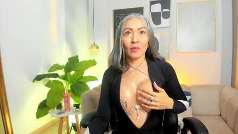 _nicoletteshea_ online show from 15, 5, 2026