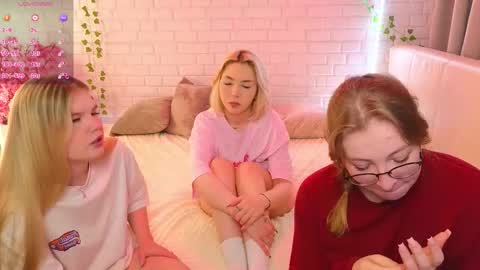 Snapshot of _ramune_ chatting on 30, 9, 2025 Merlizz Eva Jane Mila Nicole left to right online show from 30, 9, 2025