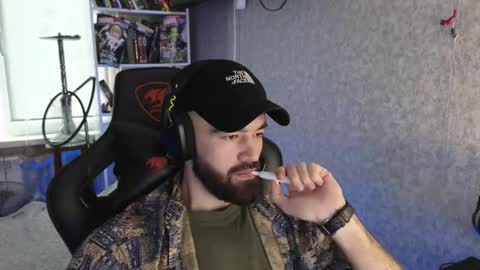 Snapshot of _serious_man chatting on 17, 12, 2025 Ask me online show from 17, 12, 2025