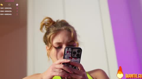 Snapshot of _taylor_swift chatting on 17, 11, 2025 Taylor online show from 17, 11, 2025