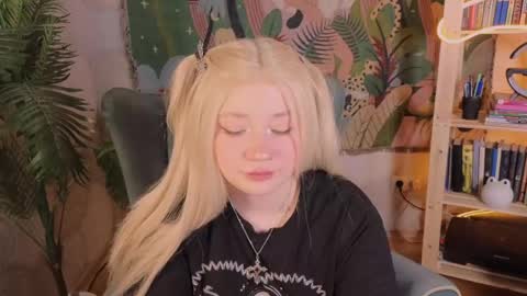 Snapshot of _that_witch_ chatting on 9, 4, 2026 MIRA online show from 9, 4, 2026