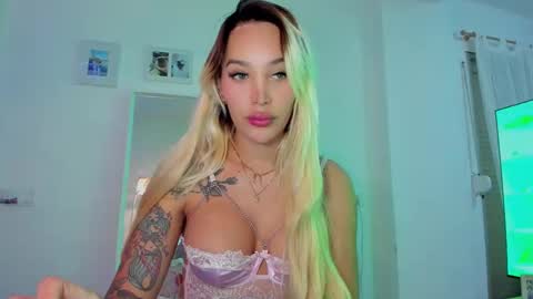 Snapshot of _viioletweekend_ chatting on 21, 12, 2025 online show from 21, 12, 2025