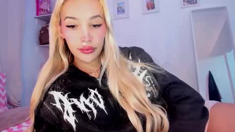 Snapshot of _viioletweekend_ chatting on 16, 3, 2026 online show from 16, 3, 2026