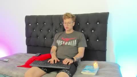 Snapshot of a_sexy_couple__ chatting on 2, 10, 2025 A Sexy Couple online show from 2, 10, 2025