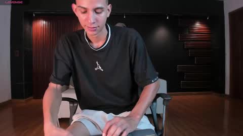 Snapshot of aaron_whitee chatting on 27, 12, 2024 Aaron online show from 27, 12, 2024