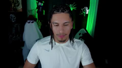 Snapshot of aaronfox_ chatting on 25, 10, 2025 AARON online show from 25, 10, 2025