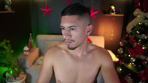 Snapshot of aaronfox_ chatting on 5, 12, 2025 AARON online show from 5, 12, 2025