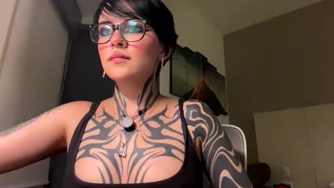 Snapshot of abril__colen chatting on 6, 4, 2026 April online show from 6, 4, 2026