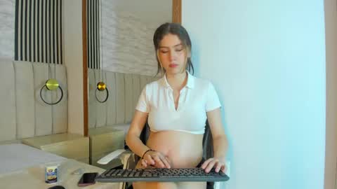 Snapshot of abrillrose chatting on 19, 4, 2026 Natalia online show from 19, 4, 2026