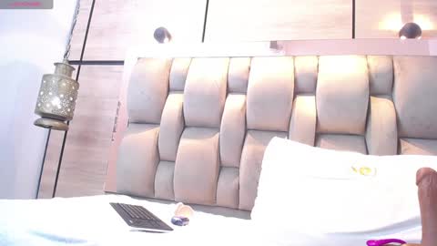 adela chase online show from 25, 1, 2025