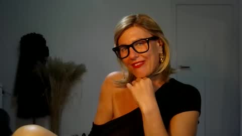 Snapshot of adelemilf40 chatting on 2, 10, 2025 adelemilf40 online show from 2, 10, 2025