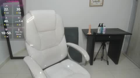 Snapshot of aiilyn_dss18 chatting on 4, 10, 2025 Ailyn online show from 4, 10, 2025