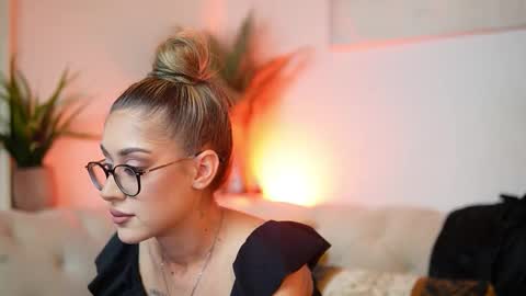 Snapshot of aileenaxa chatting on 9, 10, 2025 Aileen online show from 9, 10, 2025