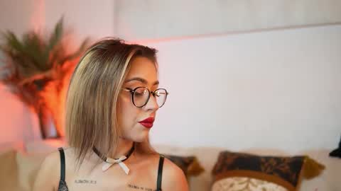 Snapshot of aileenaxa chatting on 1, 12, 2025 Aileen online show from 1, 12, 2025