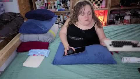 Snapshot of akindmodel chatting on 5, 12, 2025 Natalie online show from 5, 12, 2025