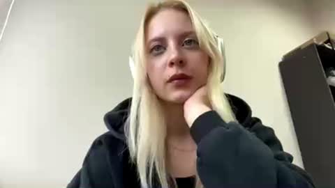 Snapshot of alenavanloan chatting on 19, 6, 2026 Milana online show from 19, 6, 2026