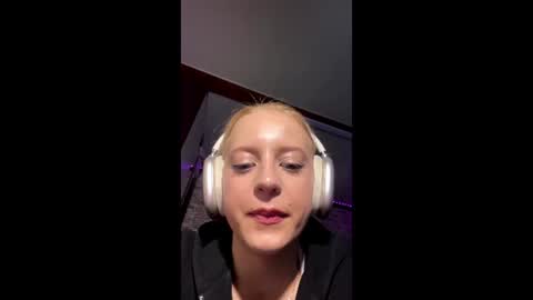 Snapshot of alenavanloan chatting on 20, 6, 2026 Milana online show from 20, 6, 2026