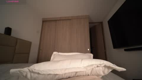 Snapshot of ales_bloom chatting on 5, 4, 2026 Ales online show from 5, 4, 2026