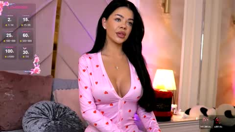 Snapshot of alexaheyess chatting on 1, 11, 2025 Alexa online show from 1, 11, 2025