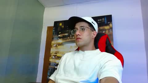 Snapshot of alexgiraldo__ chatting on 28, 3, 2026 alexgiraldo__ online show from 28, 3, 2026