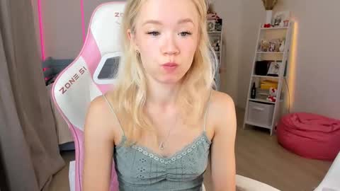 Snapshot of alice_forfun chatting on 13, 10, 2025 Alichery online show from 13, 10, 2025