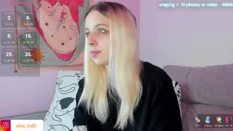 Snapshot of alice_halle chatting on 5, 3, 2025 alice_halle online show from 5, 3, 2025