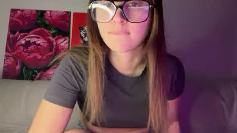 Snapshot of aliceinlustland chatting on 4, 4, 2026 aliceinlustland online show from 4, 4, 2026