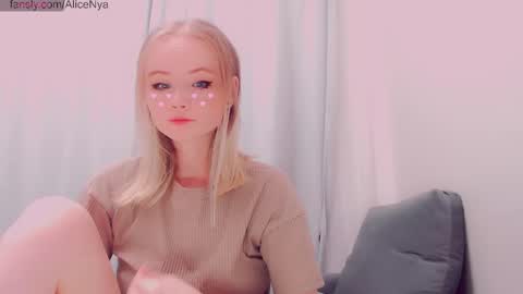 Snapshot of alicenya chatting on 15, 12, 2025 Alice online show from 15, 12, 2025