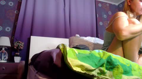 Snapshot of alicewetsquirt chatting on 8, 3, 2025 alicewetsquirt online show from 8, 3, 2025