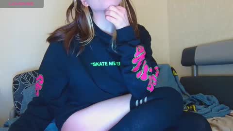 Snapshot of alicewoolfy chatting on 15, 10, 2025 AliceWoolfy online show from 15, 10, 2025