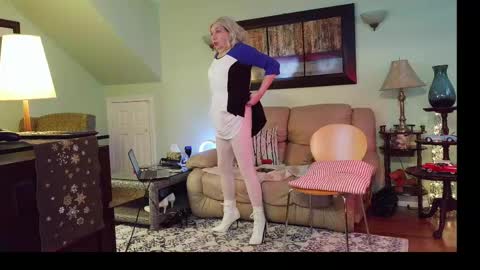 Snapshot of aliciadehart181 chatting on 12, 4, 2026 Alicia deHart Help me reach 1000 Followers. Its FREE online show from 12, 4, 2026